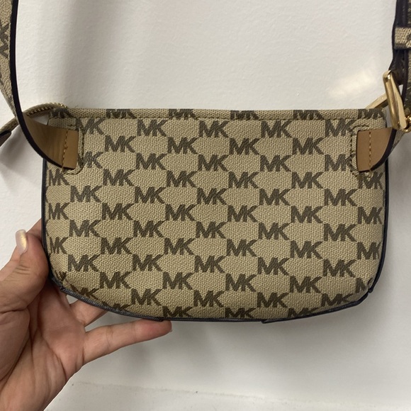 Michael Kors belt bag - Picture 3 of 7